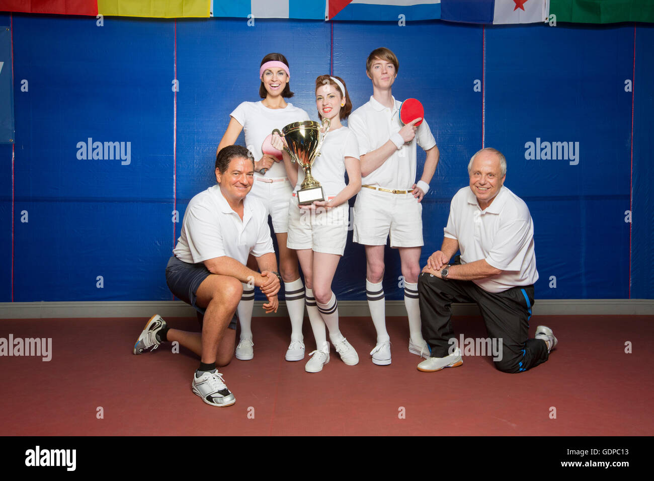 Meister Tischtennis-Mannschaft und Trainer Stockfoto