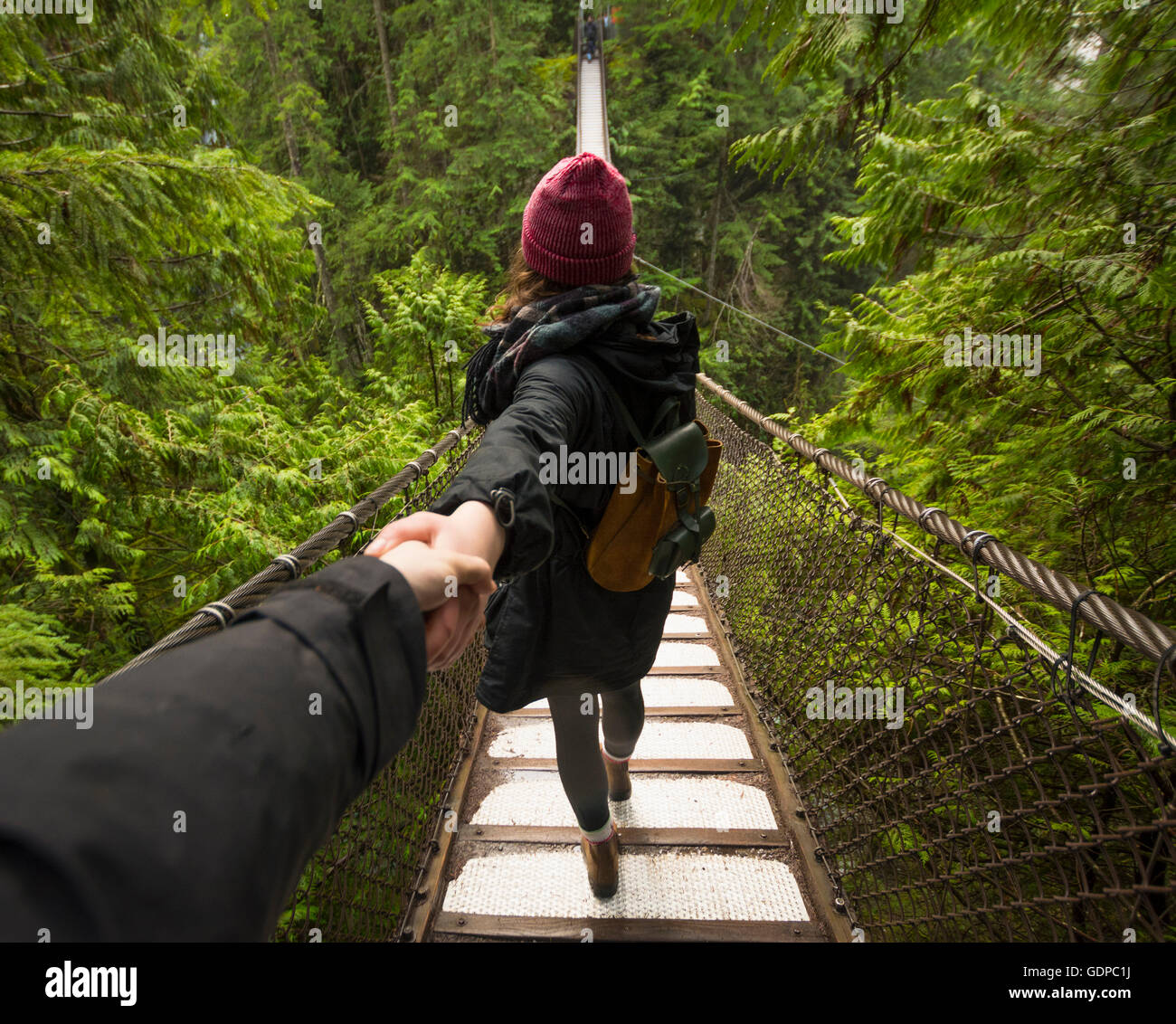 Frau Lynn Canyon Suspension Bridge Betrieb mans Hand, North Vancouver, British Columbia, Kanada Stockfoto