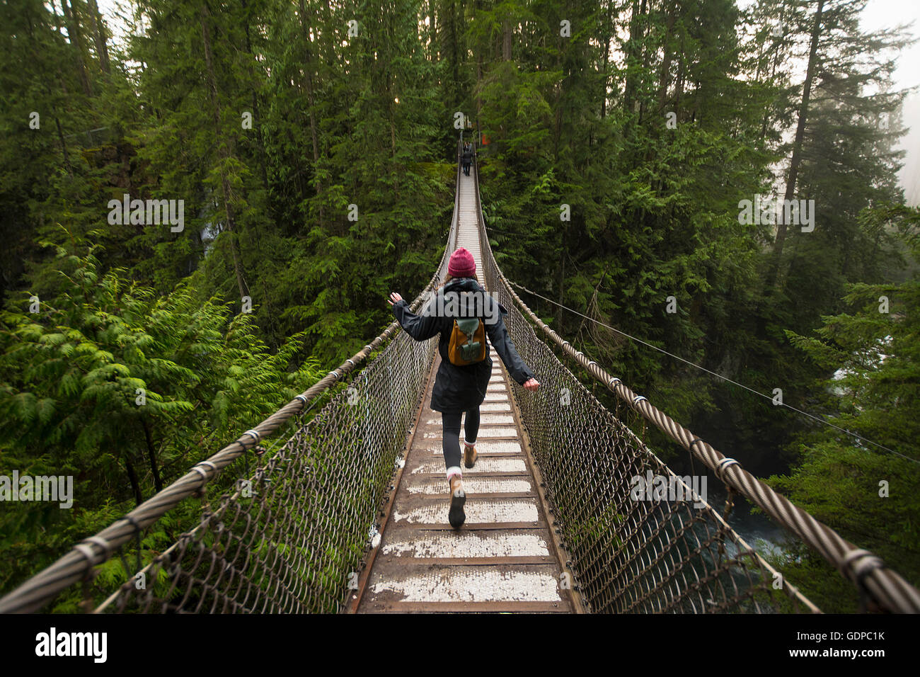 Frau Lynn Canyon Suspension Bridge, North Vancouver, British Columbia, Kanada Stockfoto