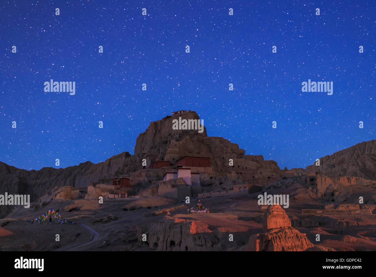 Morgendämmerung über die Ruinen von Guge Königreich in Tibet, China. Guge blühte während der mittelalterlichen Zeiten aber plötzlich disappea Stockfoto