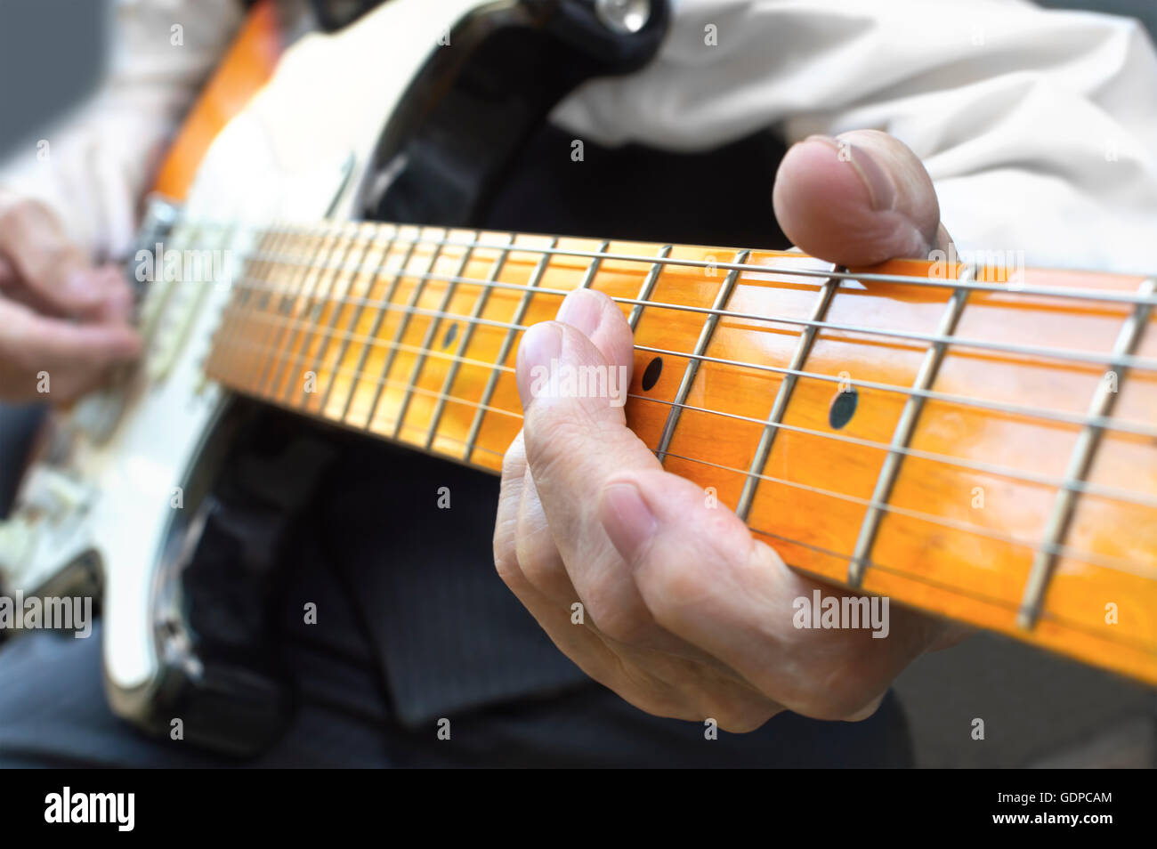Ältere Musiker spielt e-Gitarre. Selektiven Fokus. Stockfoto