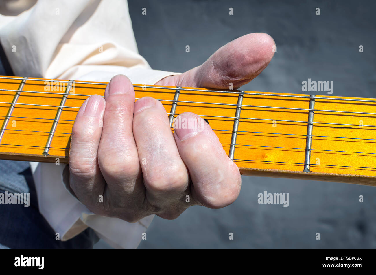 Die Hand der Frau e-Gitarre zu spielen. Selektiven Fokus. Stockfoto