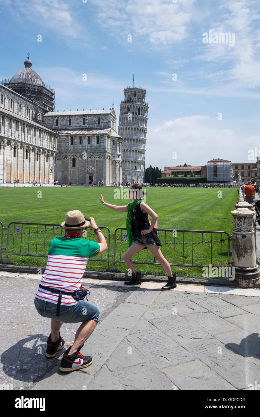 Touristen auf den schiefen Turm von Pisa, posiert in absurden posiert für Fotos, Pisa, Toskana, Italien Stockfoto