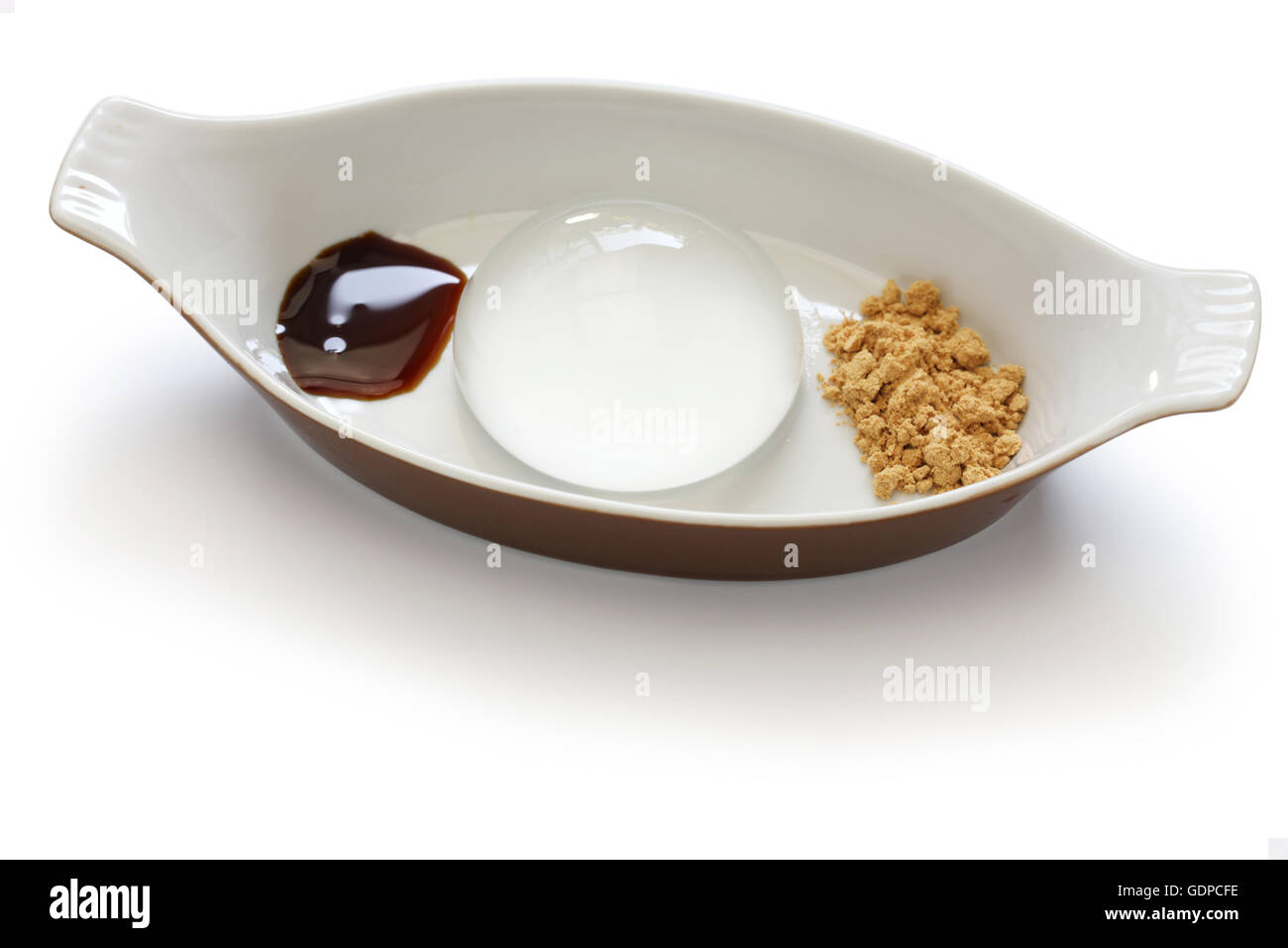 Wasser, Regentropfen Kuchen, Kuchen, hausgemachte japanische Sommer-Dessert isoliert auf weißem Hintergrund, Mizu Shingen mochi Stockfoto