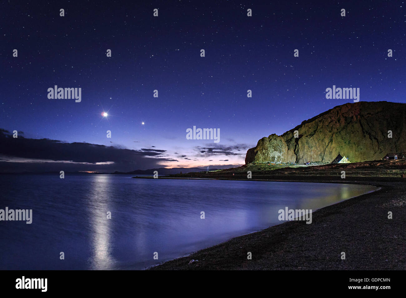 Venus und Jupiter Tanz in der Abenddämmerung über See Namtso, Tibet, China. Es gilt als eines der drei heiligen Seen in Stockfoto