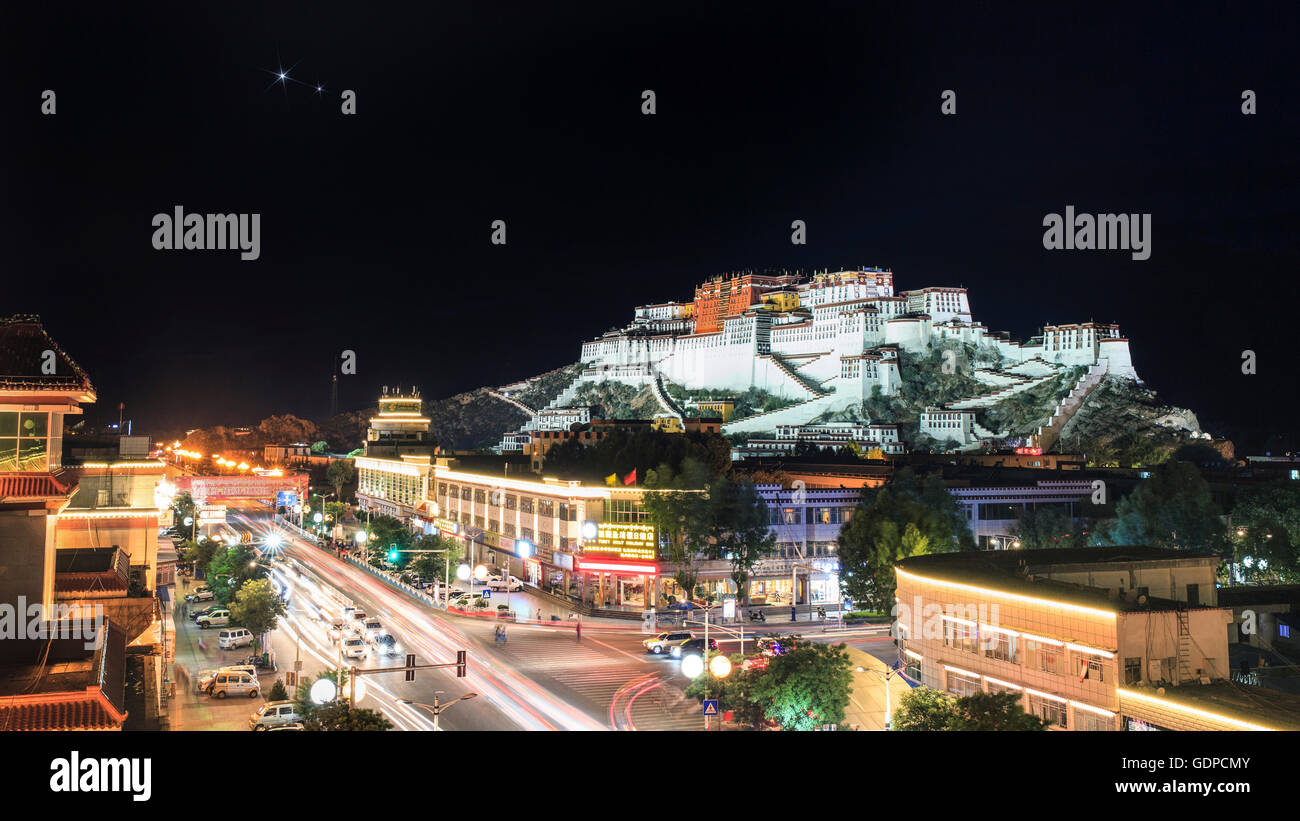 Konjunktion von Venus und Jupiter über den Potala-Palast in Lhasa, Tibet, China. Stockfoto