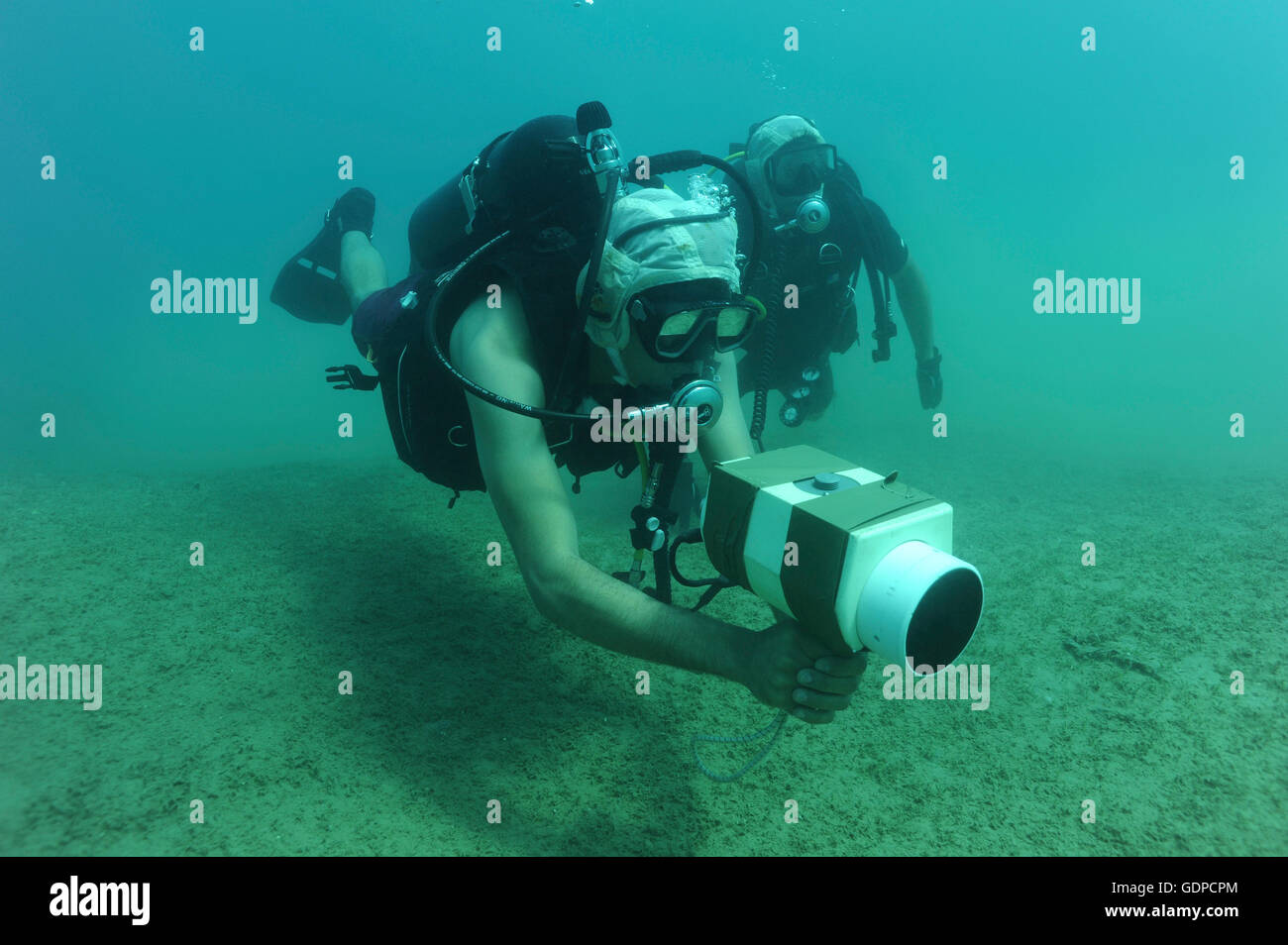 8. Juli 2010 - verwendet US Navy Explosive Ordnance Entsorgung Techniker eine AN/PQS 2A handheld Sonar Gerät während des Trainings in der R Stockfoto