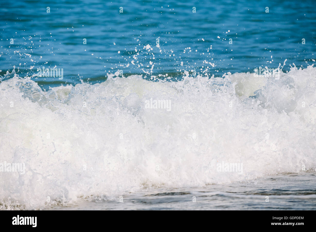Weiche Meer Ozean Wellen spritzen Hintergrund. Weißer Schaum Stockfoto