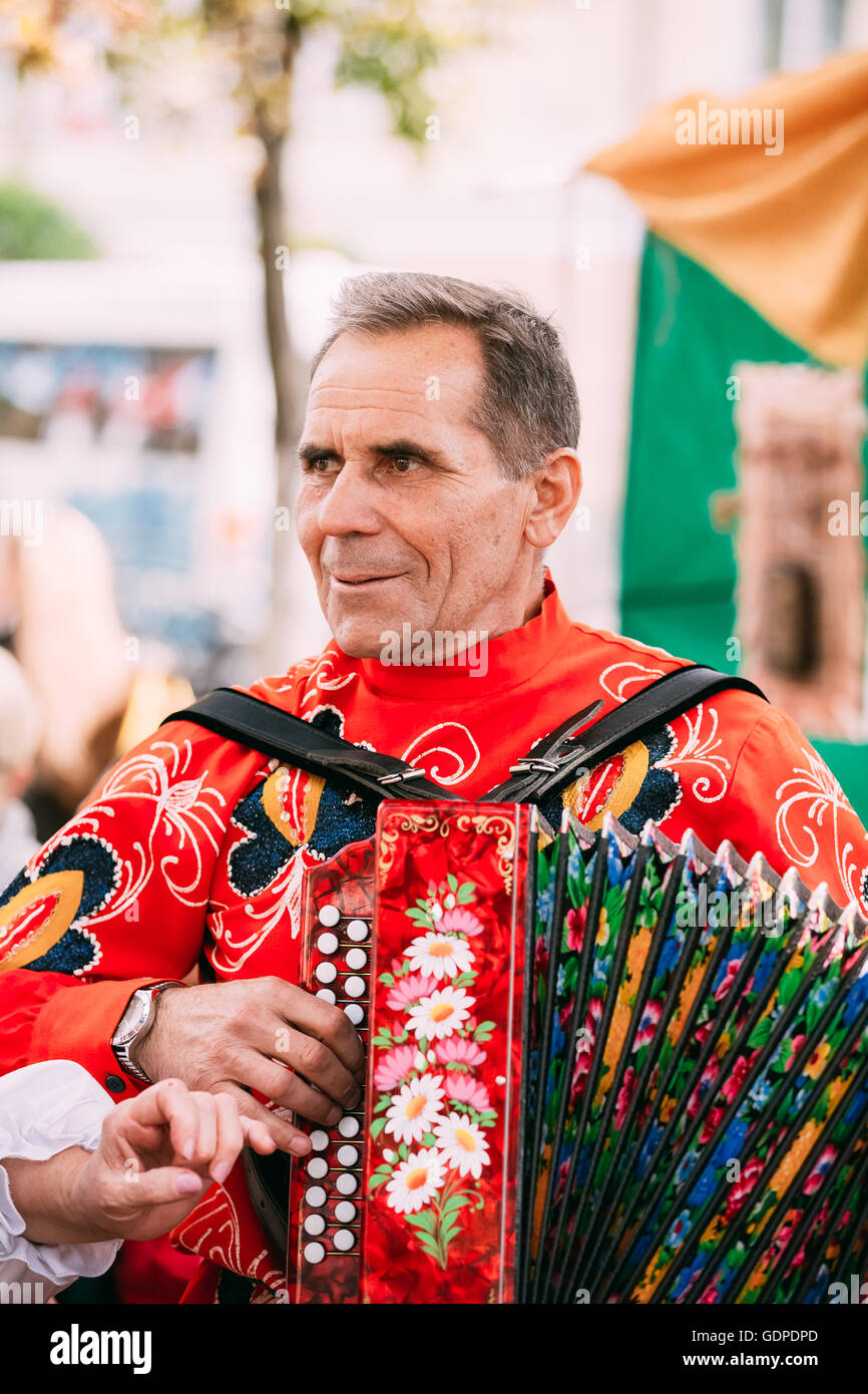 Gomel, Weißrussland - 12. September 2015: Unbekannter Mann in nationale Kleidung spielt das Akkordeon Folk belarussischen Musik Stockfoto