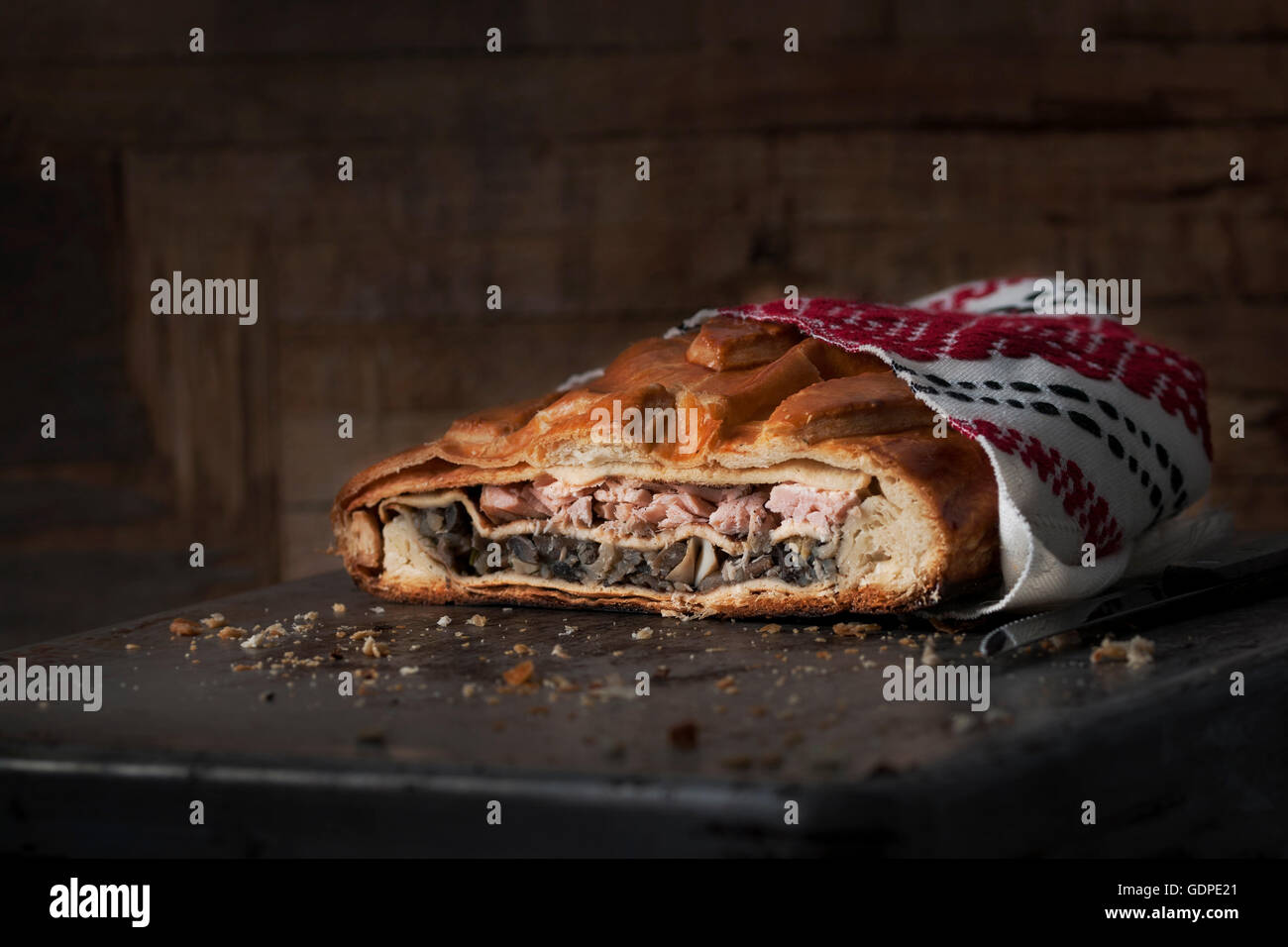 Traditionelle russische Torte mit Fisch - kulebyaca Stockfoto