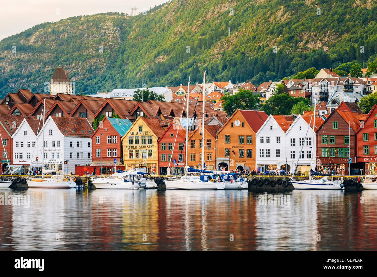 Bergen, Norwegen - 3. August 2014: Ansicht der historischen Architektur Bryggen in Bergen, Norwegen. UNESCO-Weltkulturerbe Stockfoto