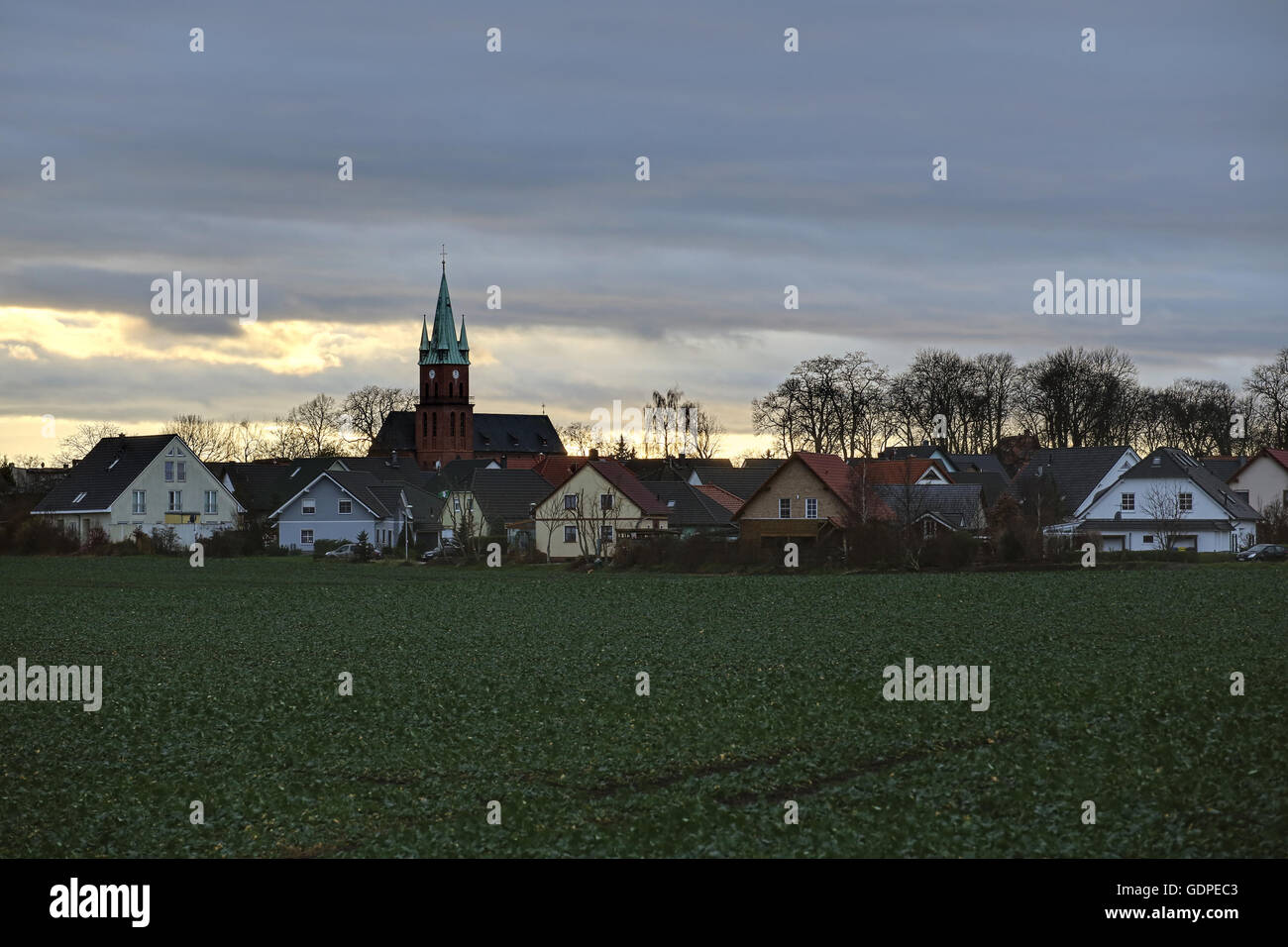 Eindrucksvolle Wolkengebilde über Magdeburg Ottersleben, Sachsen-Anhalt, Deutschland, durch ein HDR imaging Technik sichtbar gemacht. Stockfoto