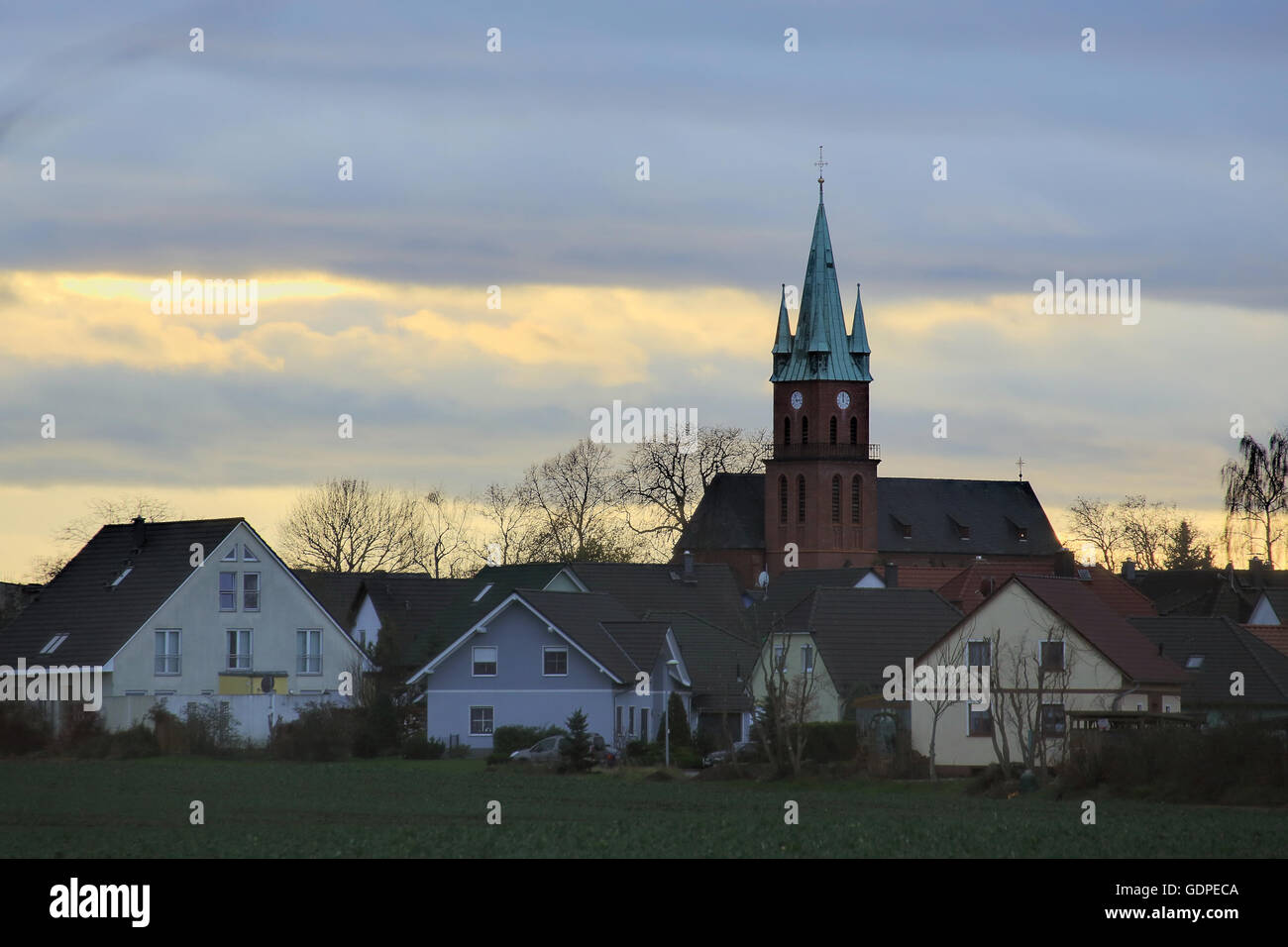 Eindrucksvolle Wolkengebilde über Magdeburg Ottersleben, Sachsen-Anhalt, Deutschland, durch ein HDR imaging Technik sichtbar gemacht. Stockfoto