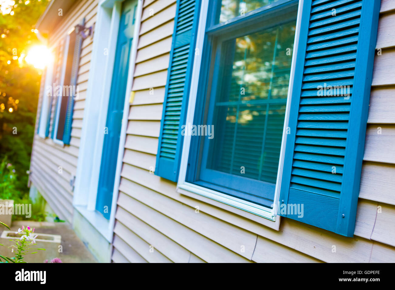 Hausfassade mit Fenstern und Sonne Stockfoto