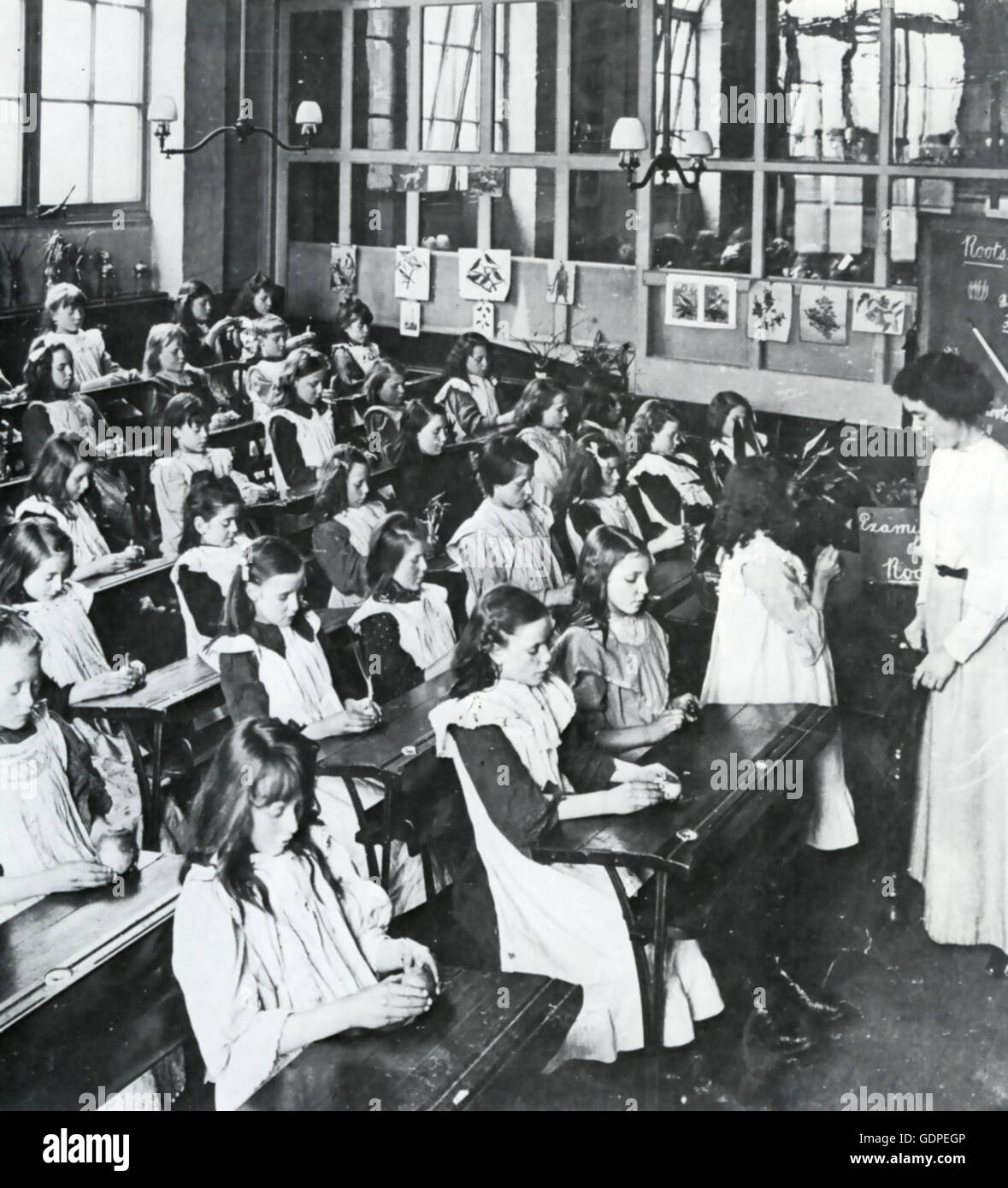 Bildung A Mädchen Grundschule über 1910, wo die Klasse eine Art Lehre Studium Wurzeln hat. GLC Fotoarchiv Stockfoto