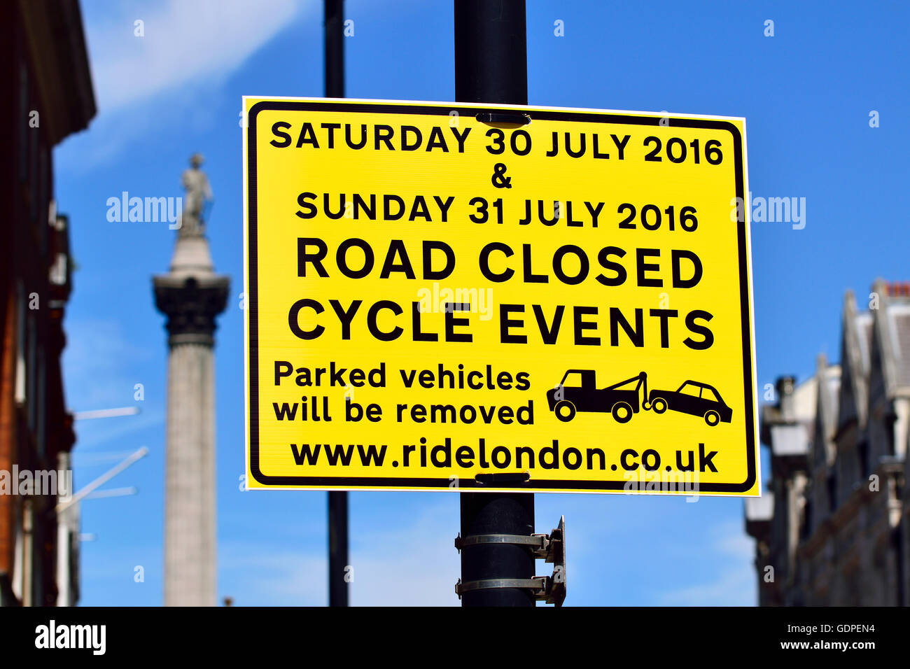 London, England, Vereinigtes Königreich. Warnung in Whitehall Straßen geschlossen wegen ein Radsport-event Stockfoto