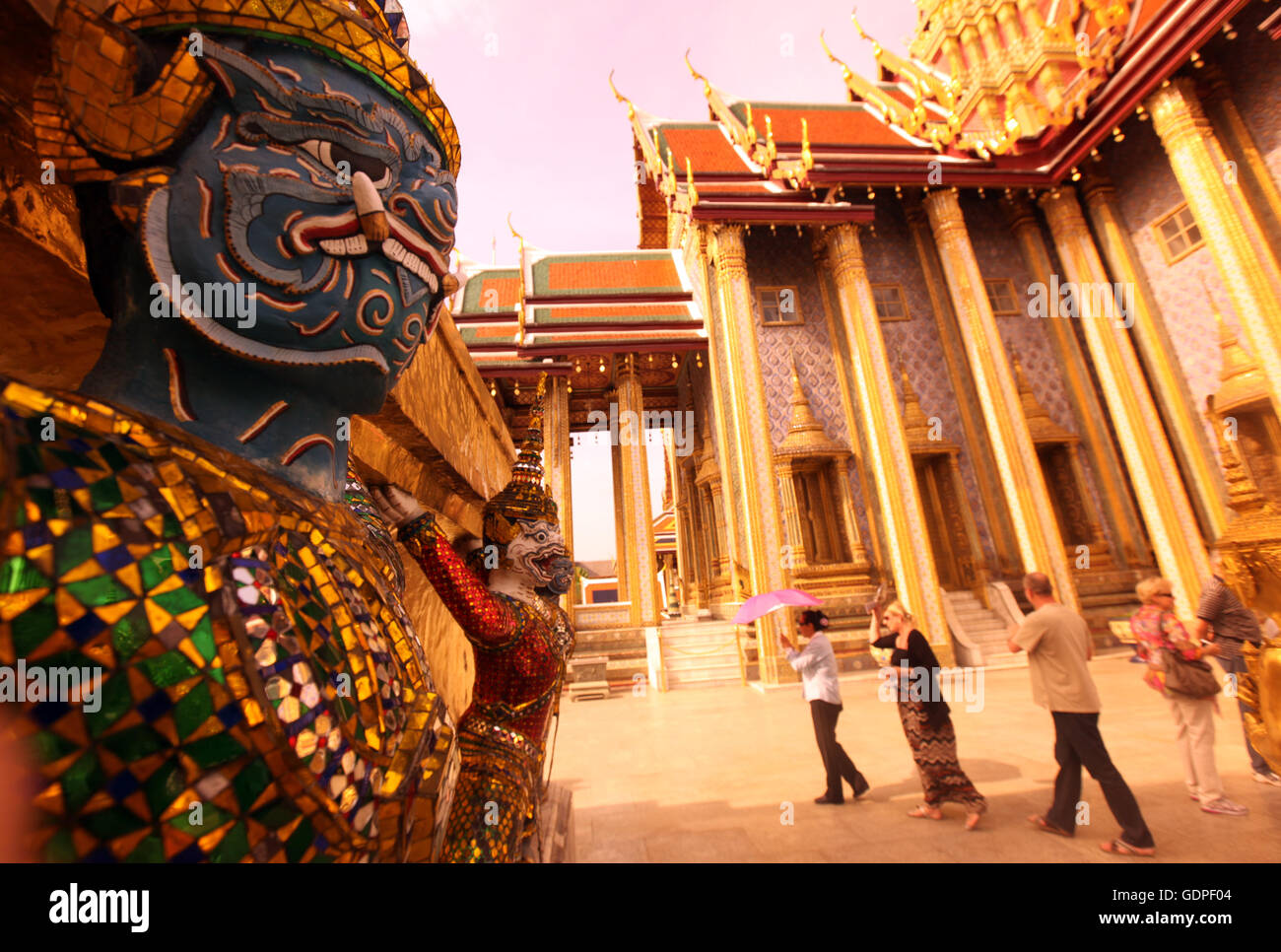 Eine Ramakien Figur Im inneren des Wat Phra Keo Im Tempelgelaende Beim Koenigspalast Im Historischen Zentrum der Hauptstadt Bang Stockfoto