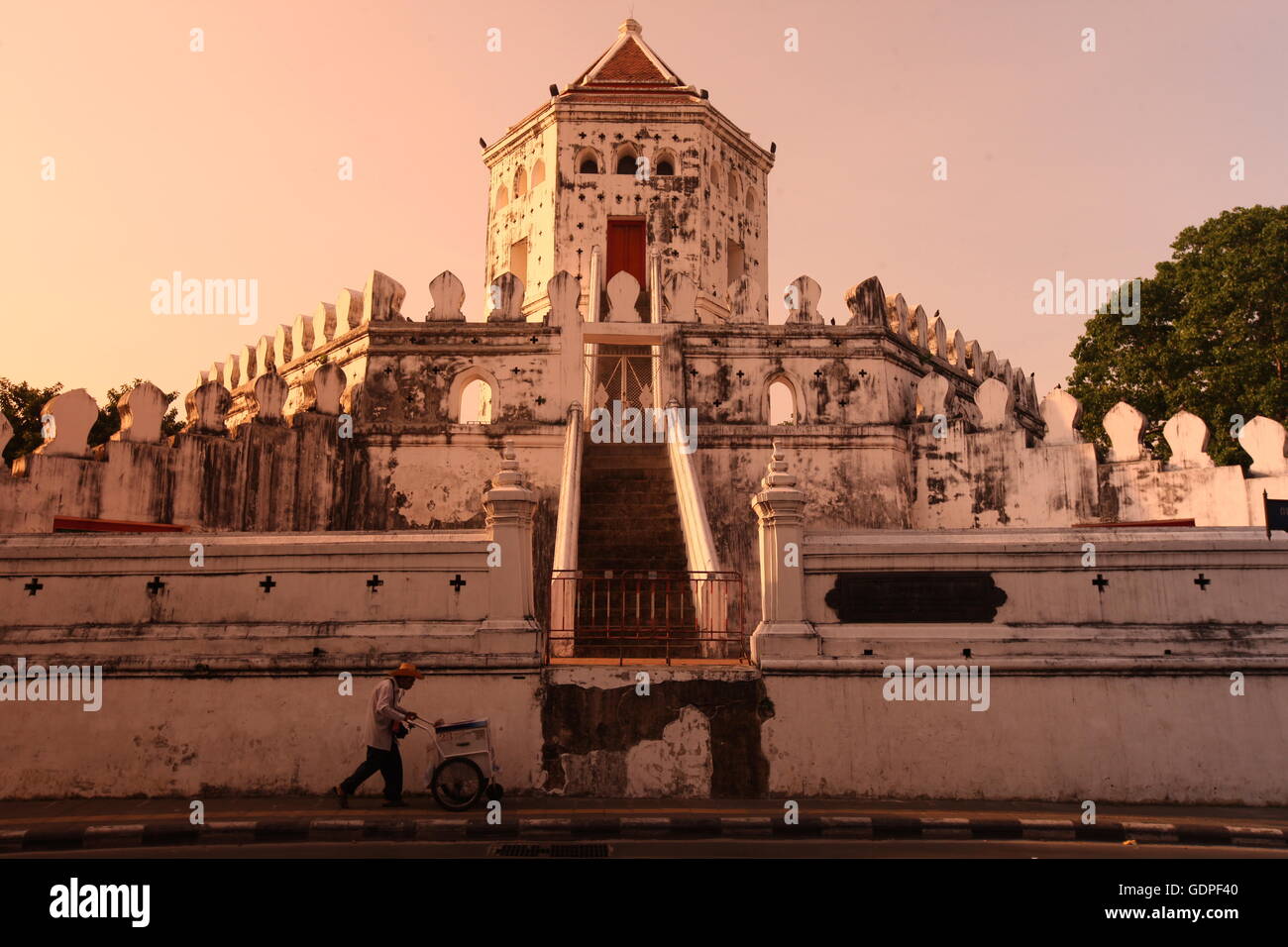 Das Fort Phra Sumen auf dem Menam Chao Phraya-Fluss in Banglamphu in der Stadt von Bangkok in Thailand in Südostasien. Stockfoto