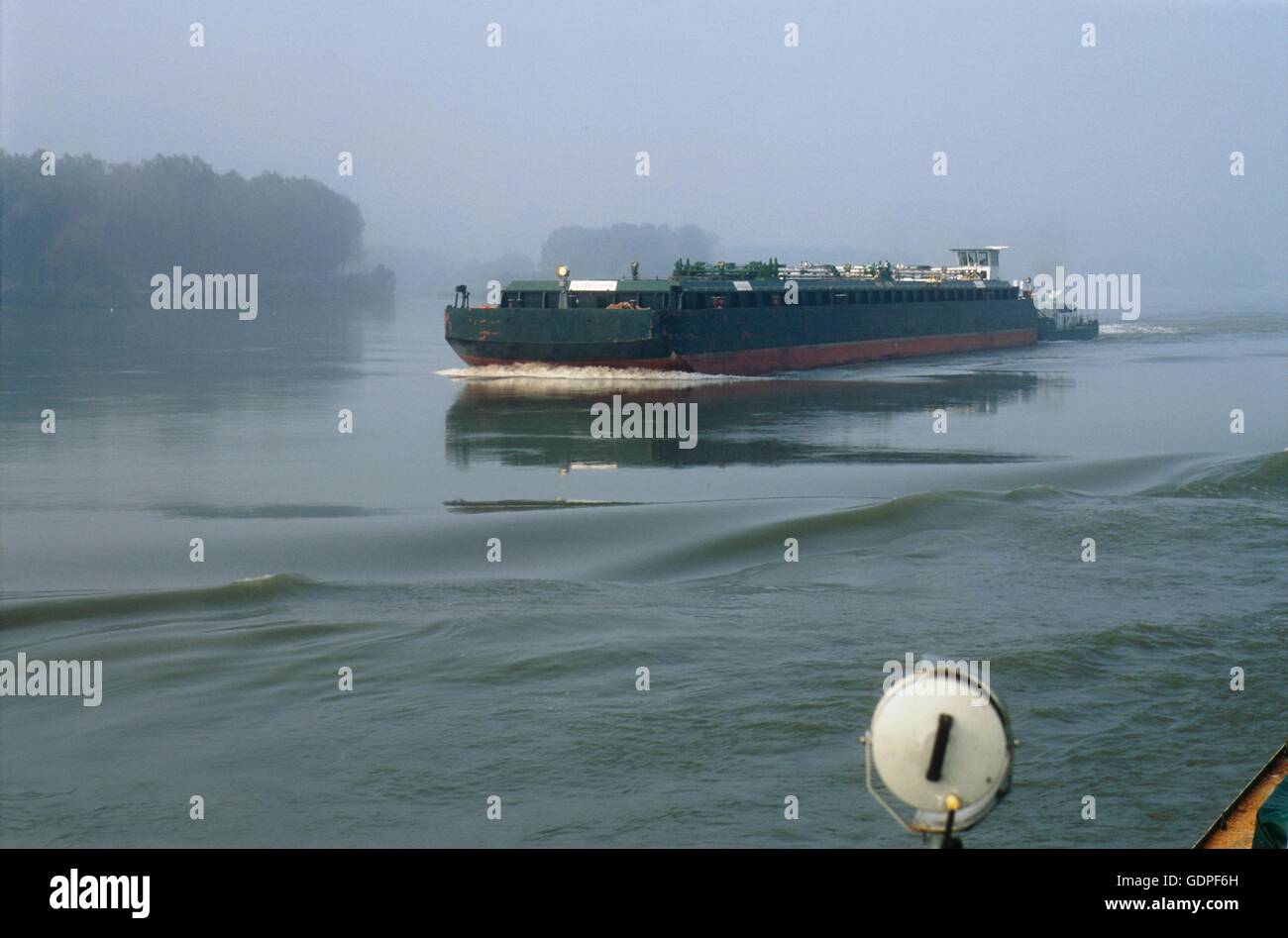 Pusher-Boot mit Barge für den Güterverkehr in der Navigation auf dem Fluss Po (Italien) Stockfoto