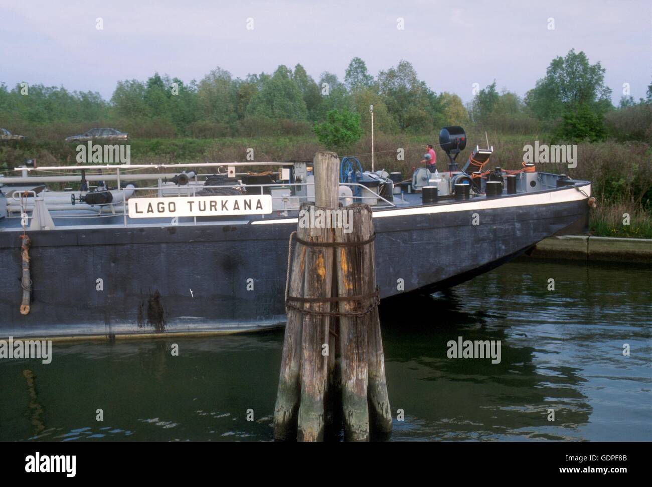 Pusher-Boot mit Barge für den Güterverkehr in der Navigation auf dem Fluss Po (Italien) Stockfoto