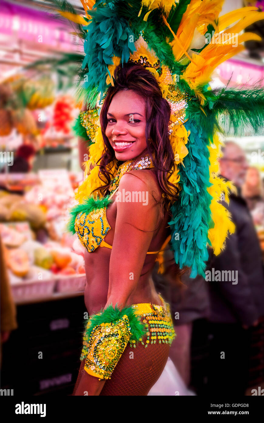 Karnevalsumzug, brasilianischen Stil, im Mercado de L´Abaceria Central, Trav de Gracia 186, Barcelona, Katalonien, Spanien. Stockfoto