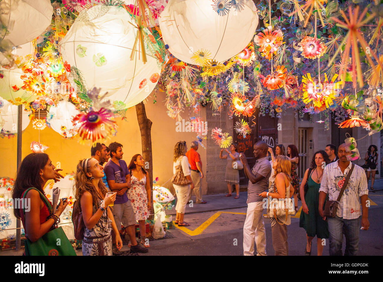 Joan Blanques Straße geschmückt, während Gracia Festival.Barcelona, Katalonien, Spanien Stockfoto