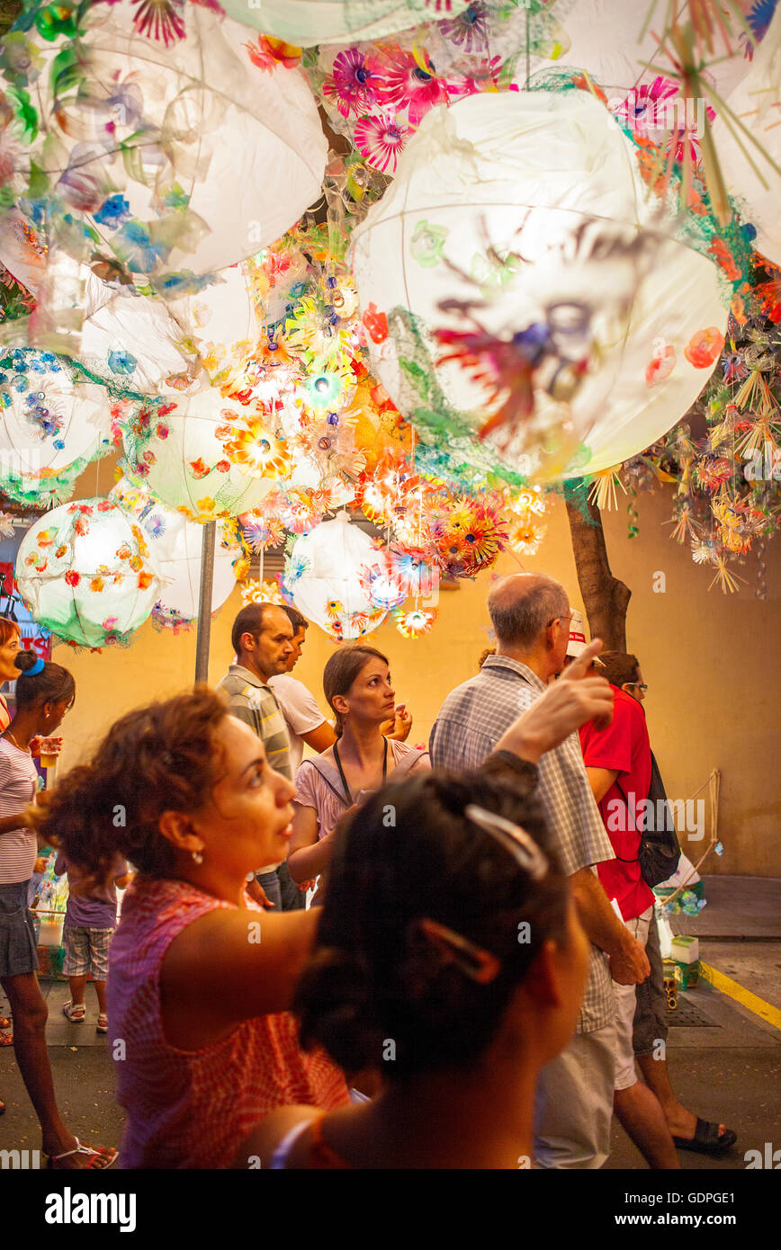 Joan Blanques Straße geschmückt, während Gracia Festival.Barcelona, Katalonien, Spanien Stockfoto