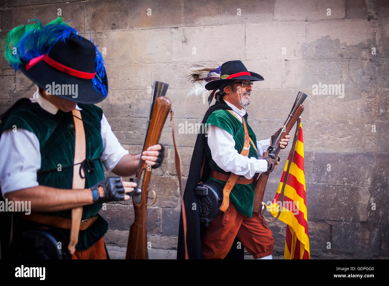 "Trabucaires´ (Männer, bewaffnet mit Donnerbüchse) bei Bisbe Street während La Merce Festivals. Barcelona. Katalonien. Spanien Stockfoto