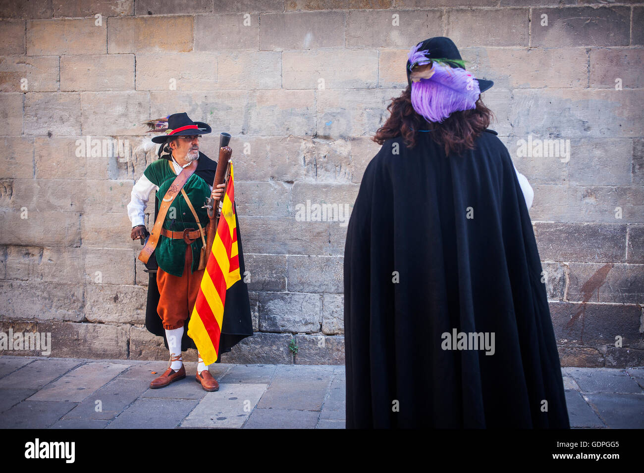 "Trabucaires´ (Männer, bewaffnet mit Donnerbüchse) bei Bisbe Street während La Merce Festivals. Barcelona. Katalonien. Spanien Stockfoto