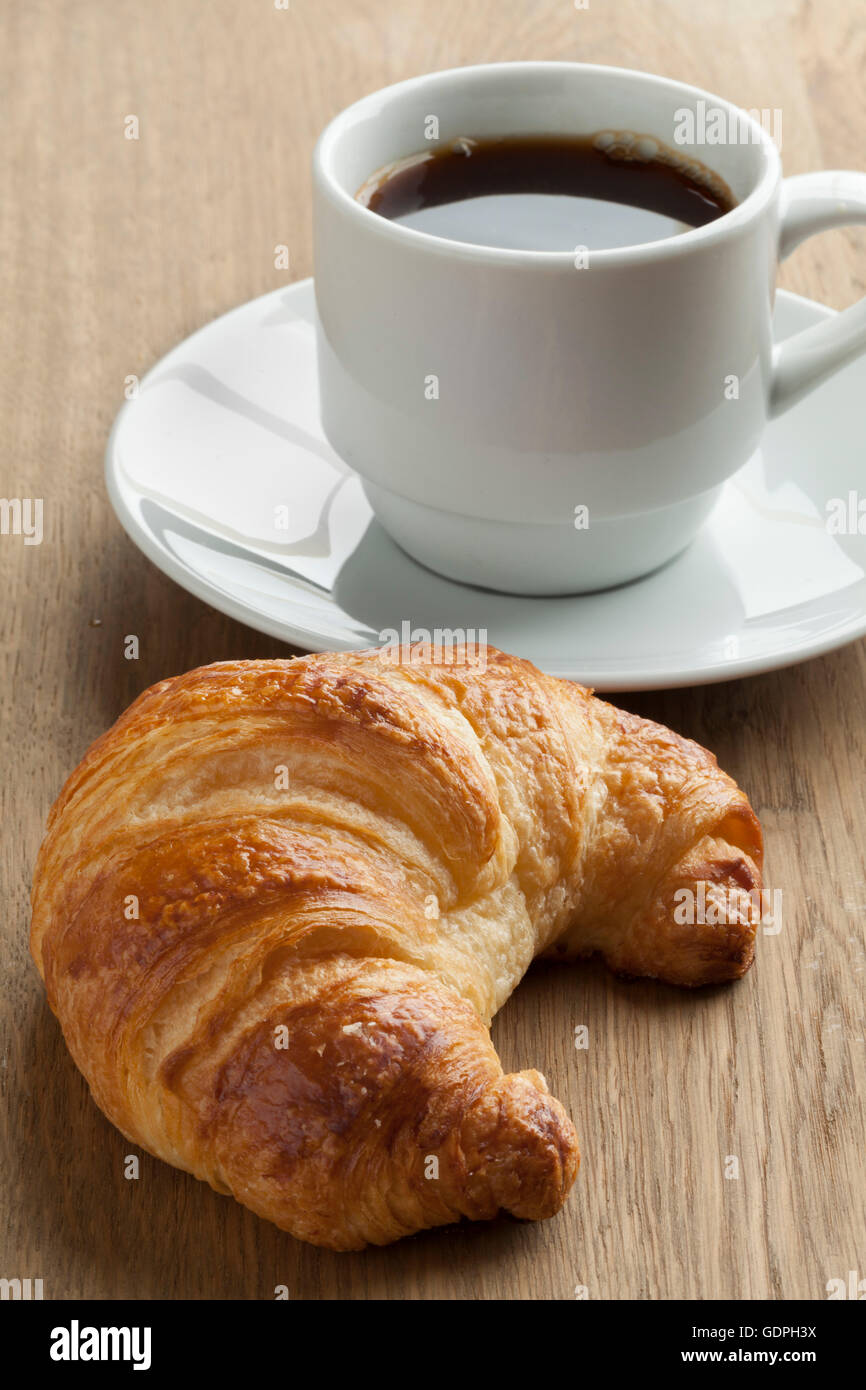 Frisch gebackene französische Croissant und Kaffee zum Frühstück Stockfoto