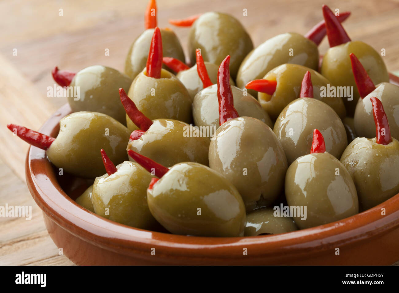 Eingelegte Oliven gefüllt mit Paprika in eine Schüssel geben Stockfoto