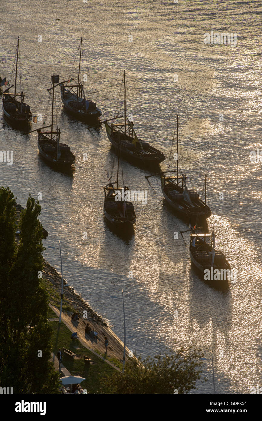 die Portwein-Boote an der Waterfront mit der Altstadt am Fluss Douro in Ribeira in der Innenstadt von Porto in Porugal in Stockfoto