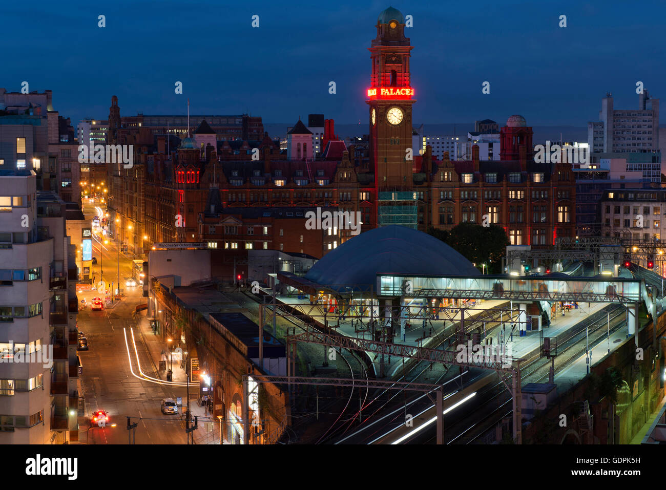 Skyline von Manchester mit Straßen- und Züge in der Nähe von Oxford Road Station von Whitworth Street West im Zentrum Stadt in der Nacht. Stockfoto