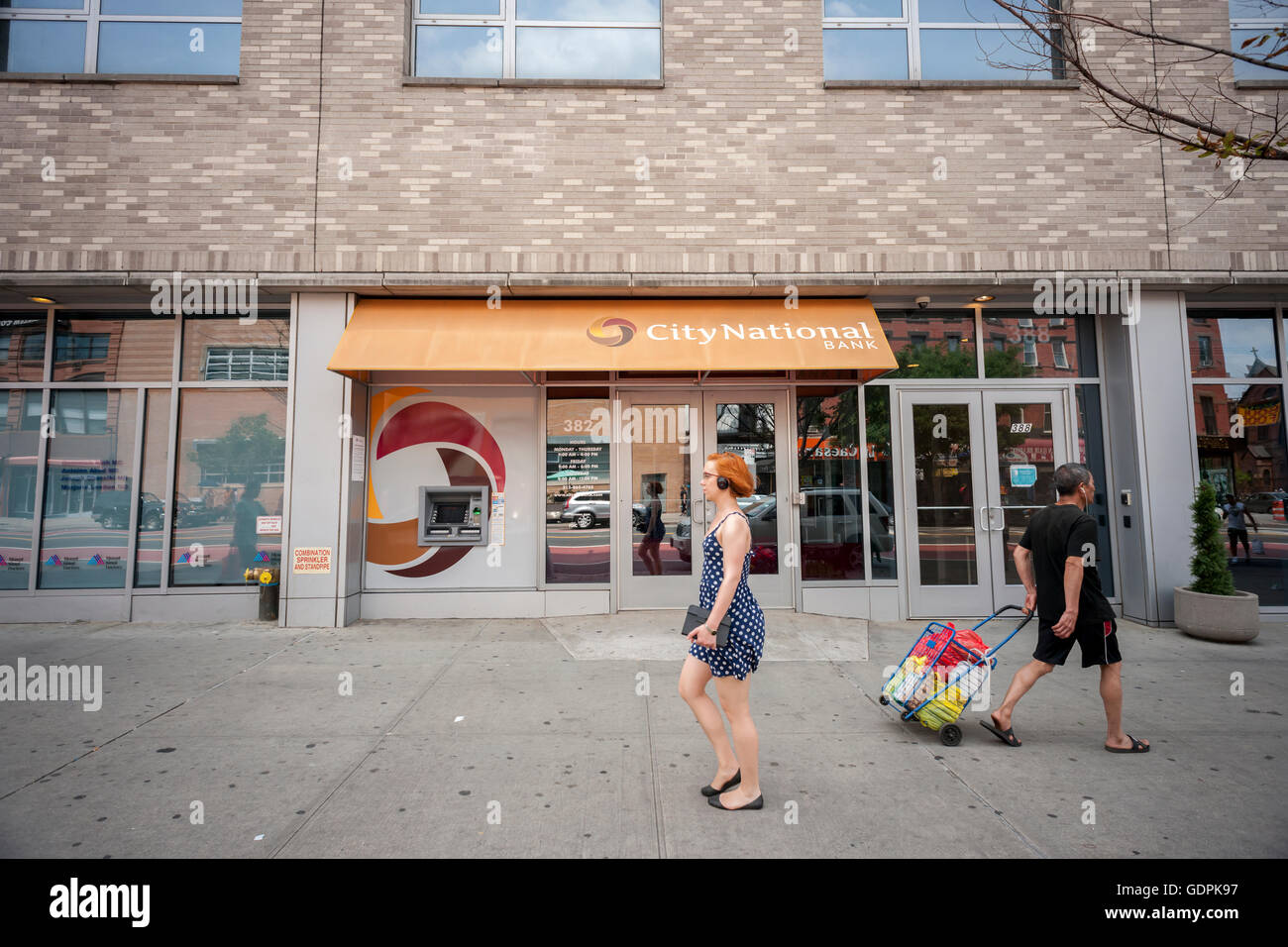 Ein Zweig der schwarz-Besitz City National Bank in Harlem in New York am Samstag, 16. Juli 2016. Nachdem ein MTV-Bürgerversammlung durch den Rapper Killer Mike Aufruf für Afro-Amerikaner, ihr Geld in Schwarz Banken einige dieser Banken im Besitz Berichten einen Zustrom von neuen Einleger. (© Richard B. Levine) Stockfoto