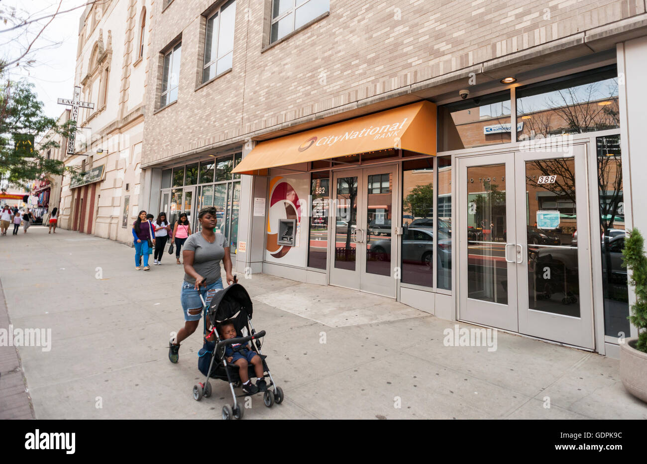 Ein Zweig der schwarz-Besitz City National Bank in Harlem in New York am Samstag, 16. Juli 2016. Nachdem ein MTV-Bürgerversammlung durch den Rapper Killer Mike Aufruf für Afro-Amerikaner, ihr Geld in Schwarz Banken einige dieser Banken im Besitz Berichten einen Zustrom von neuen Einleger. (© Richard B. Levine) Stockfoto