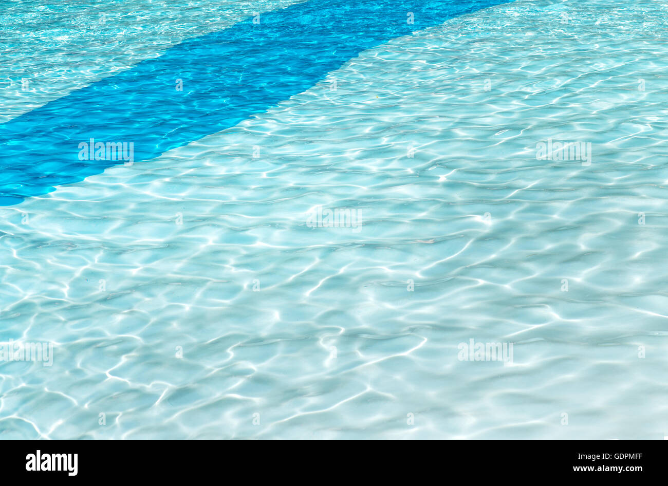 klar Schwimmbad Hintergrund mit Reflektion Sonne plätschert eine zweifarbige blaue festen Kurve Patten, dunkler Streifen über Bild Stockfoto