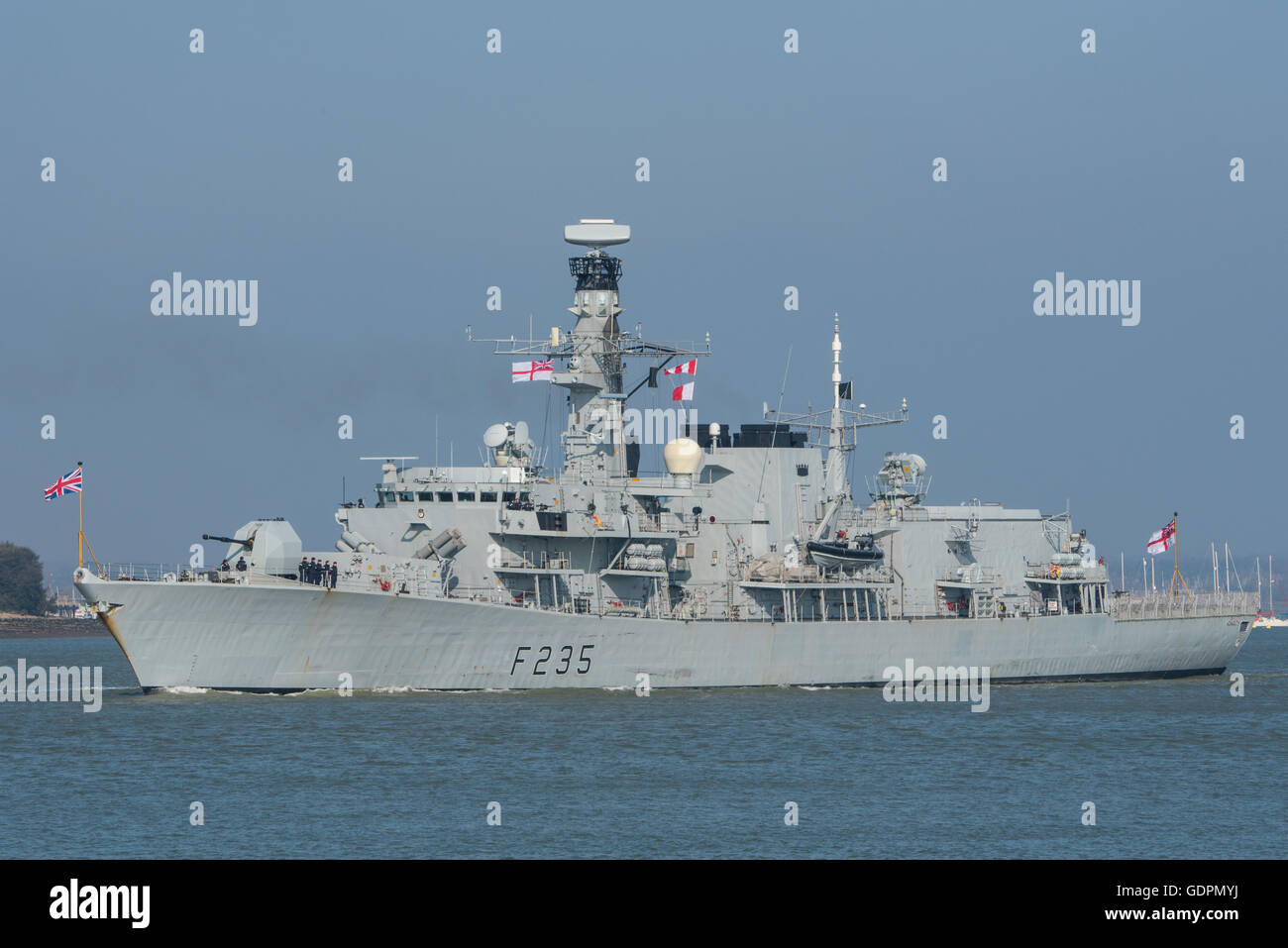 Die britische Royal Navy Kriegsschiff HMS Monmouth (F 235) Ein Typ 23 Fregatte verlassen, Portsmouth, UK, auf Commonwealth Tag, 14. März 2016. Stockfoto