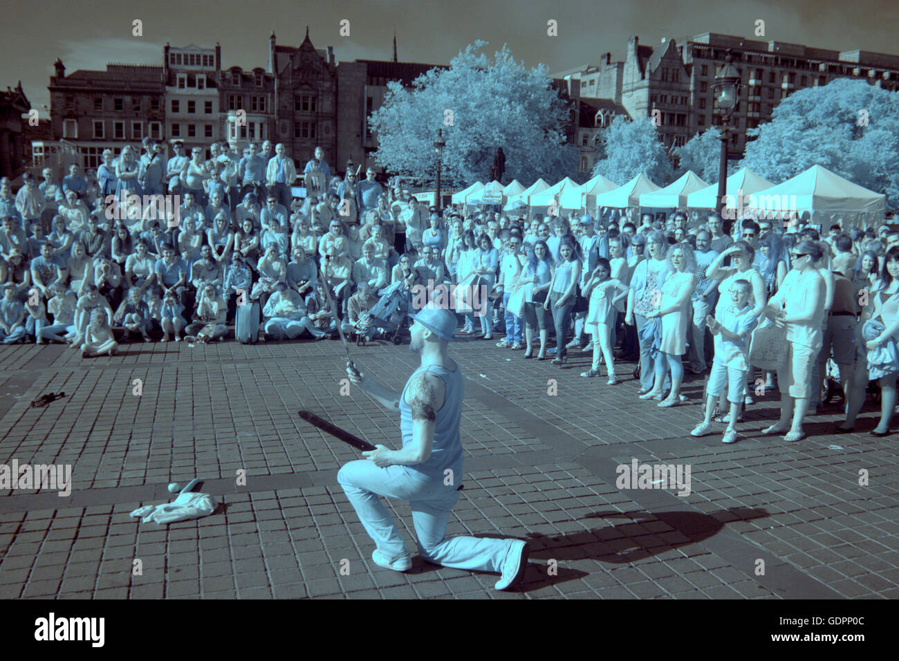 Infra Red-Kamera Szenen Edinburgh Festival Fringe Jungfrau gesponsert Straßenfest Edinburgh, Scotland, UK Stockfoto