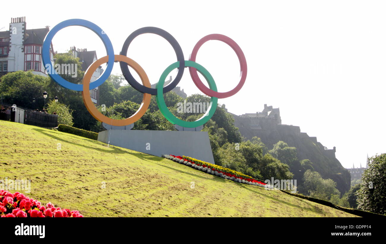 Olympische Ringe Szenen Edinburgh Festival Fringe Jungfrau gesponsert Straßenfest Edinburgh, Scotland, UK Stockfoto
