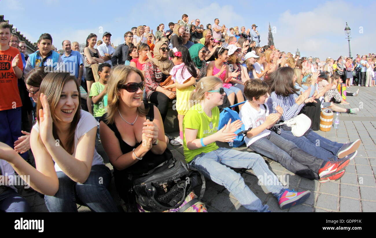 Szenen und Darsteller aus dem Edinburgh Festival Fringe Jungfrau gesponsert Straßenfest Edinburgh, Scotland, UK Stockfoto