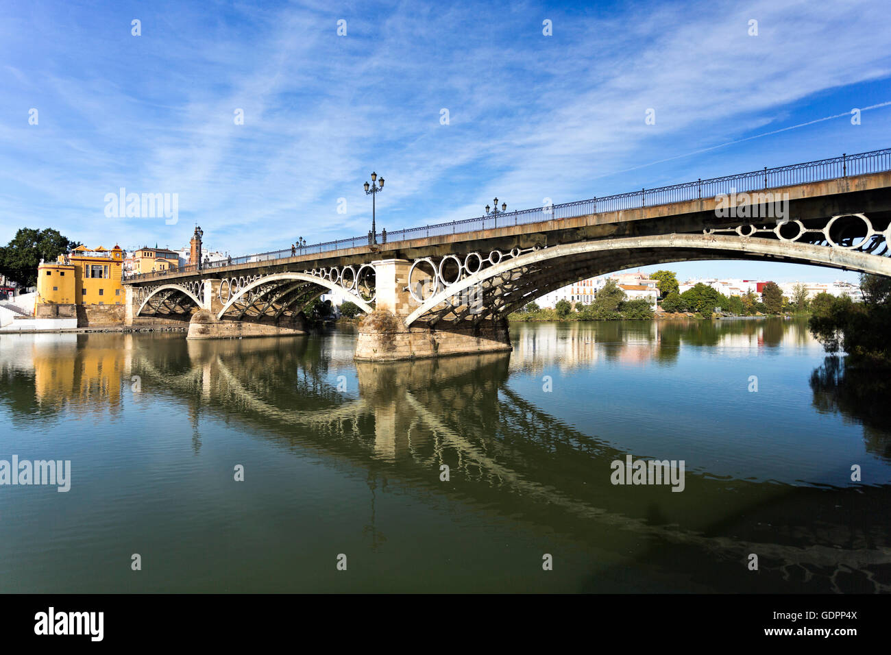 Blick auf die Triana-Brücke über den Guadalquivir in Sevilla, Spanien Stockfoto