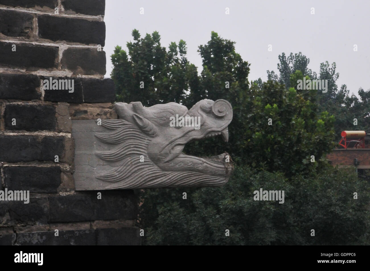 Guardian Lian Statuette an der Wand im Longting Park, Kaifeng, Henan, China Stockfoto