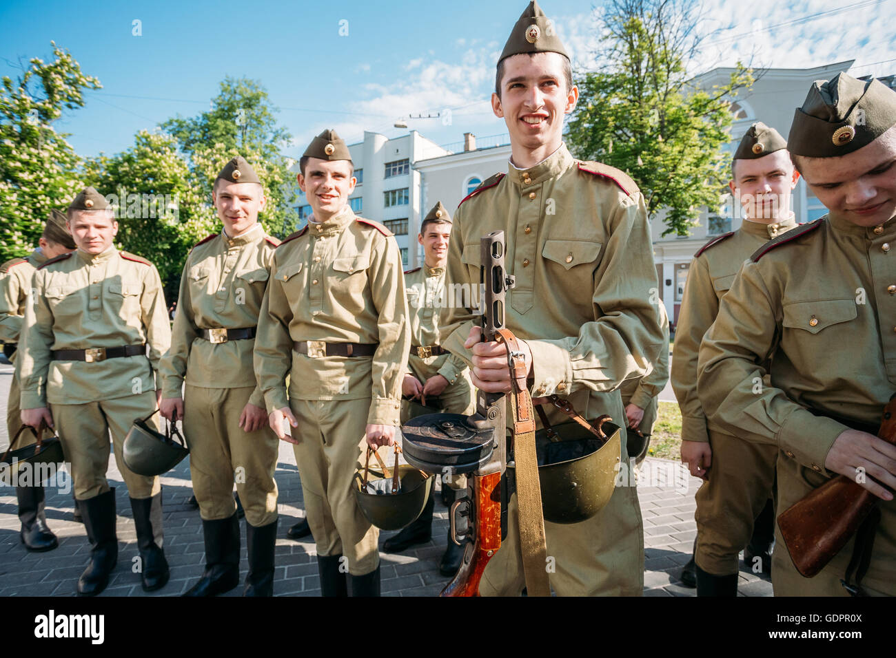 Die Gruppe von Jungs, Kadett der Kadettenschule Gomel Zustand im russischen sowjetischen Soldaten Uniform mit Waffe des 2. Weltkrieges Zeit. Vorbereitung Stockfoto