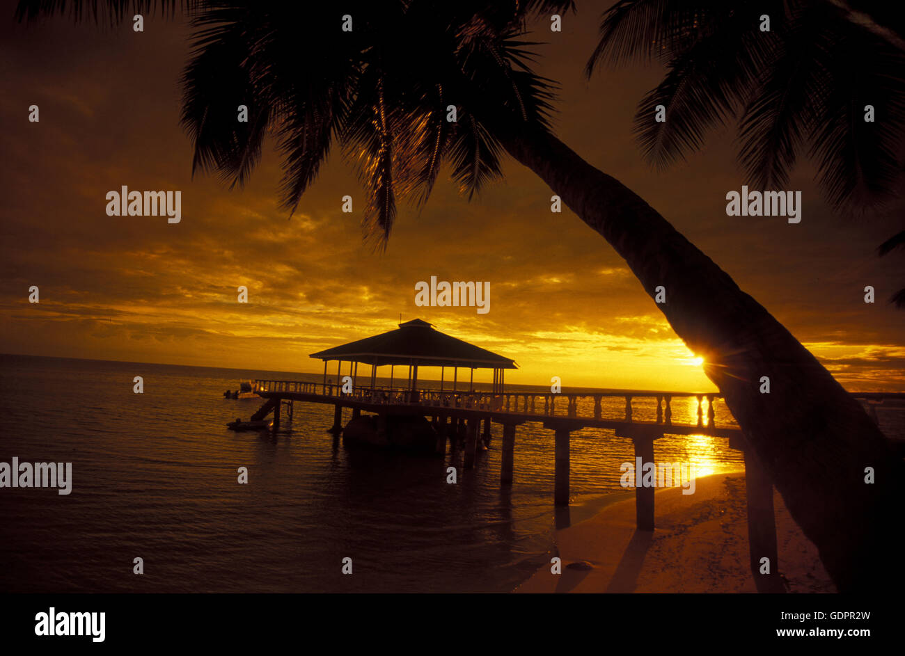 Ein Hotelstrand Mit Pavillon Bei Raummotive Auf der Insel Praslin Auf Den Seychellen Im Indischen Ozean. Stockfoto