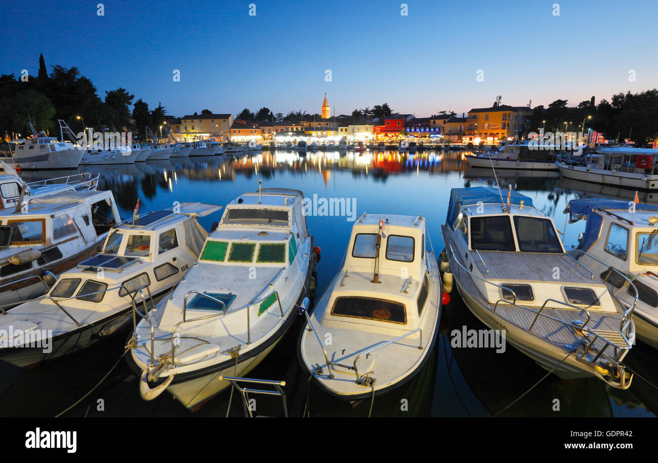 Novigrad-Hafen in der Nacht Stockfoto