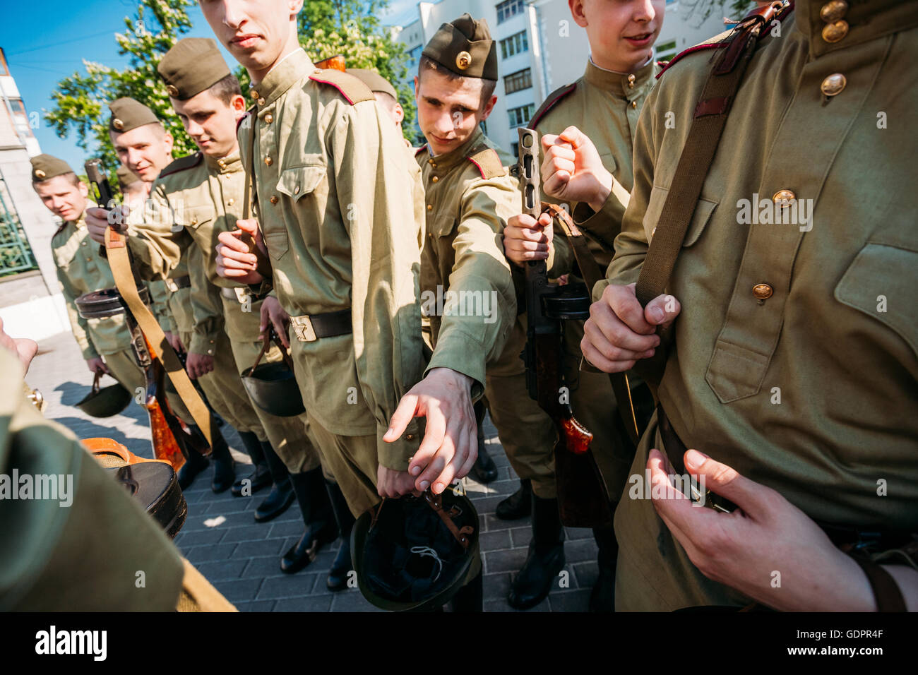 Die Gruppe von Jungs, Kadett der Kadettenschule Gomel Zustand im russischen sowjetischen Soldaten Uniform mit Waffe des 2. Weltkrieges Zeit. Vorbereitung Stockfoto