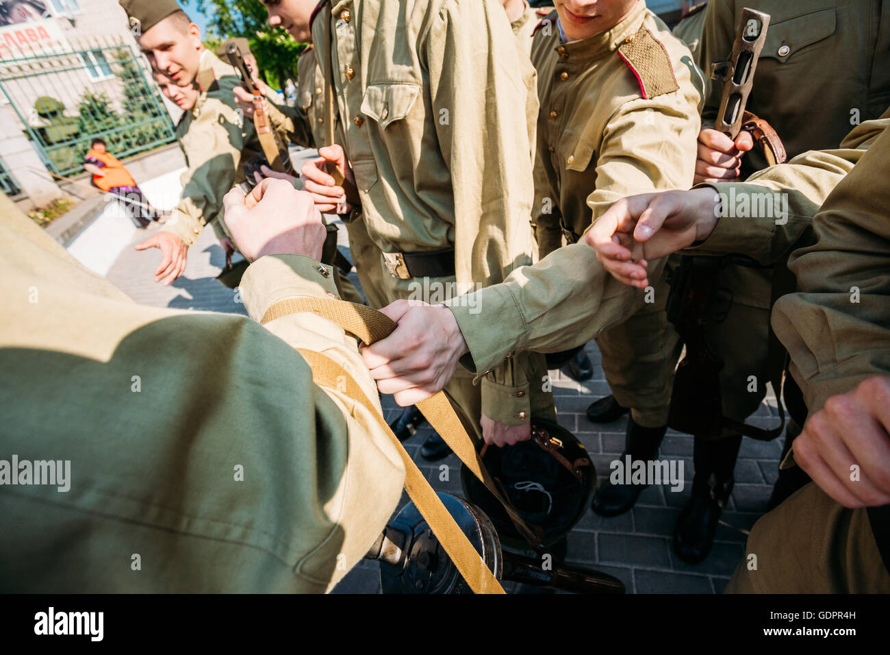 Die Gruppe von Jungs, Kadett der Kadettenschule Gomel Zustand In russischen sowjetischen Soldaten Uniform und Waffe WW2 Zeit bekommen. Vorbereitung F Stockfoto