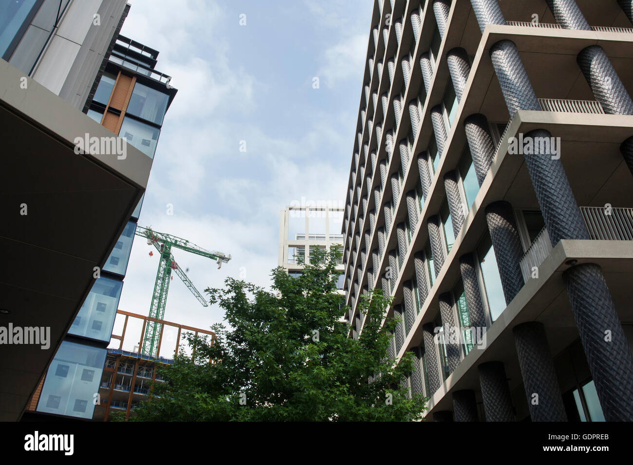 Büroflächen und Neubau von Wohnungen neben Kings Cross u-Bahnstation bei einem Pancras Square in London Stockfoto