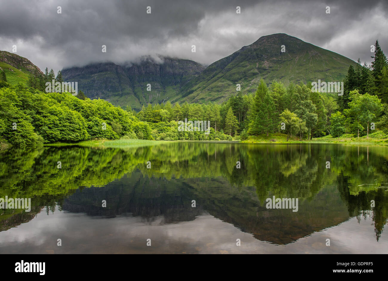 Reflexionen im Hampton man in Glencoe, Schottland Stockfoto