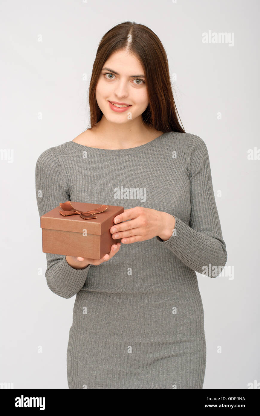 Junge Frau Porträt Holding Geschenk Stockfoto